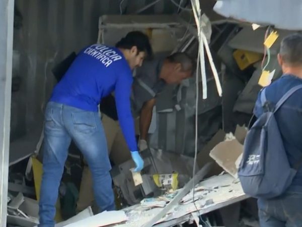Criminosos explodem cofre de posto de combustíveis no Altiplano, em João Pessoa — Foto: Reprodução / TV Cabo Branco