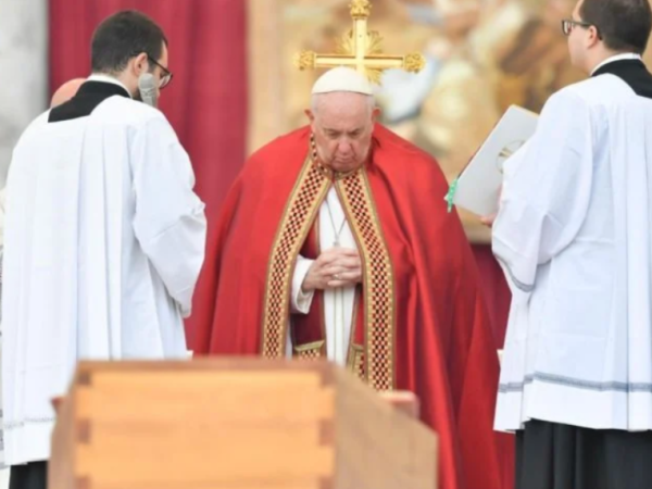 A missa fúnebre do papa Bento 16 foi realizada nesta quinta-feira (5.jan.2023) no Vaticano. — Foto: Reprodução/Twitter VaticanNews