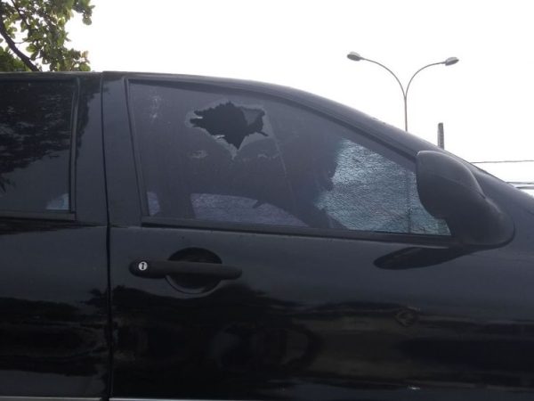 Tiro ultrapassou vidro da janela do banco do passageiro e atingiu o motorista na cabeça (Foto: Ediana Miralha/Inter TV Cabugi )