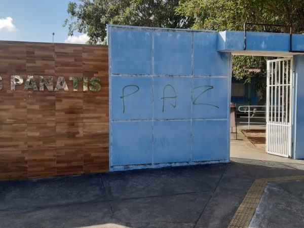 Bandidos pularam muro da unidade e roubaram celulares de funcionários e pacientes que estavam na sala de vacinação contra Covid, na UBS do Panatis — Foto: Sérgio Henrique Santos/Inter TV Cabugi