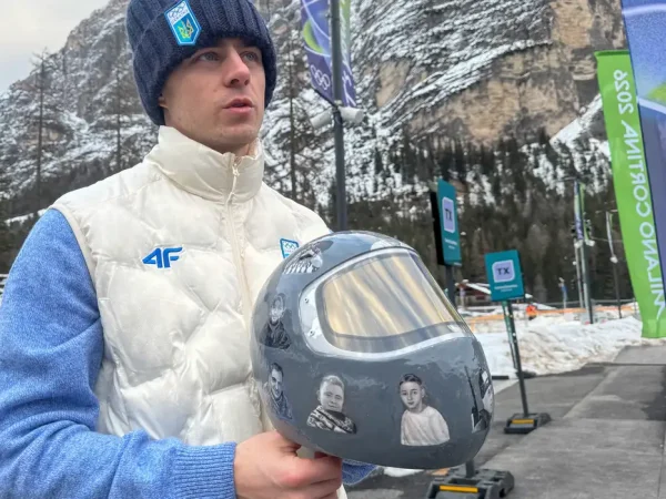 Heraskevych mostra capacete com imagens de vítimas da guerra na Ucrânia
 9/2/2026    REUTERS/Cristiano Corvino