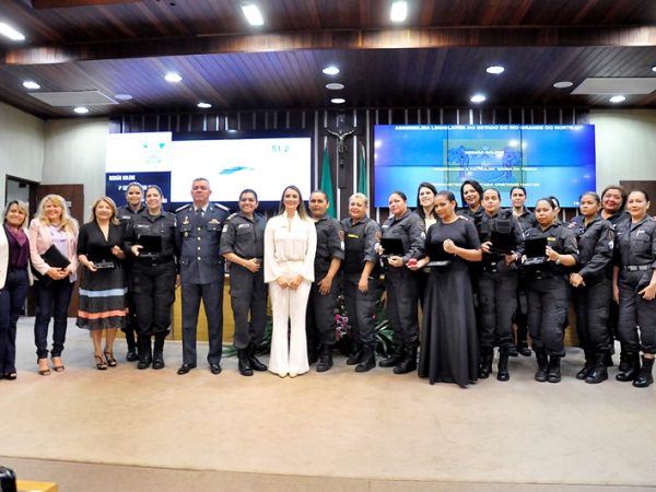Assembléia Legislativa homenageia policiais que atuam na patrulha Maria da Penha. (  Foto: Eduardo Maia )