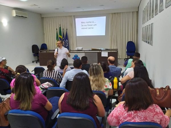 O curso de “Relacionamento Interpessoal” foi ministrado pelo professor professor Flávio Emílio Cavalcanti — Foto: Assessoria.