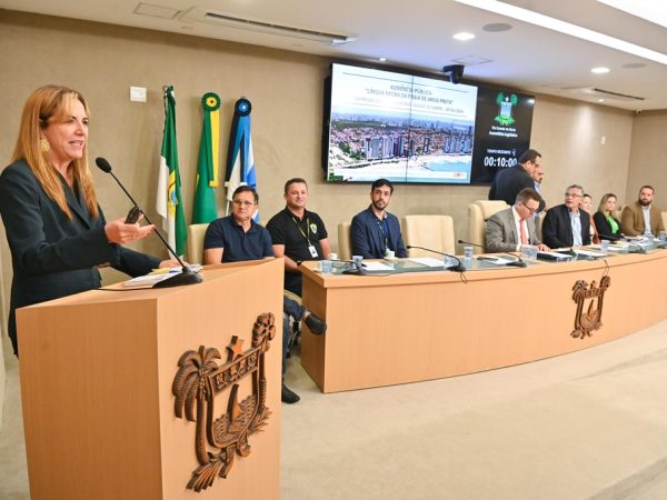 A “Língua Negra” é uma mancha de sujeira formada pelo esgoto que corre dos bairros para Areia Preta. — Foto: João Gilberto