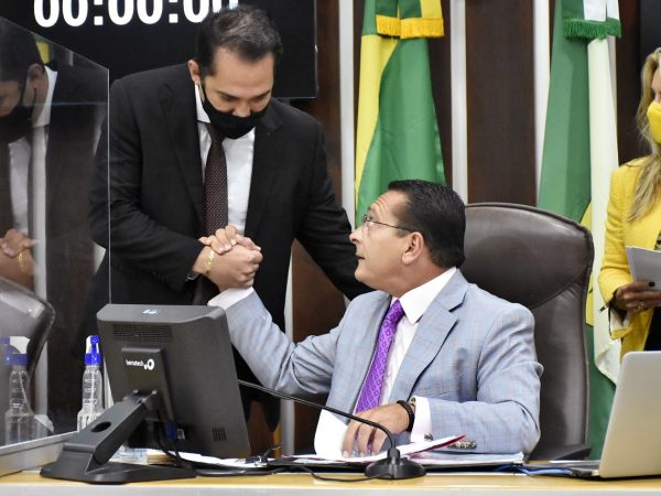 Presidente da Assembleia, Ezequiel Ferreira, parabenizou os membros da Comissão e desejou boa sorte. — Foto: João Gilberto