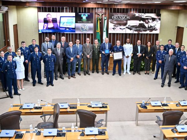 Sessão Solene contou com representantes do alto escalão da Marinha, Exército e Aeronáutica. — Foto: Eduardo Maia