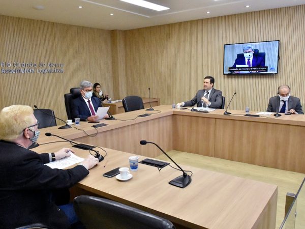 A reunião foi presidida pelo deputado estadual Tomba Farias — Foto: Eduardo Maia