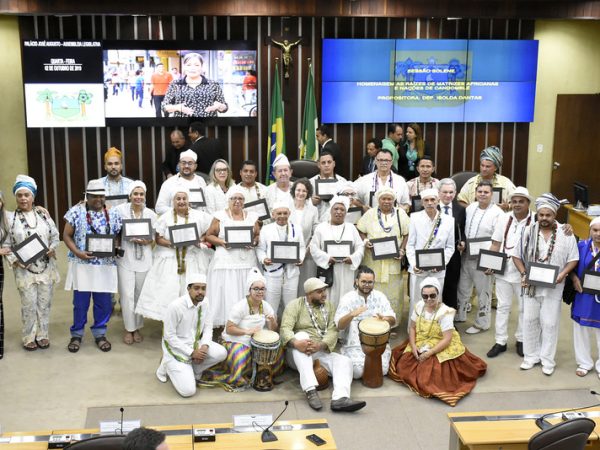 Na sessão, foram entregues placas a 24 representantes das religiões — Foto: João Gilberto.