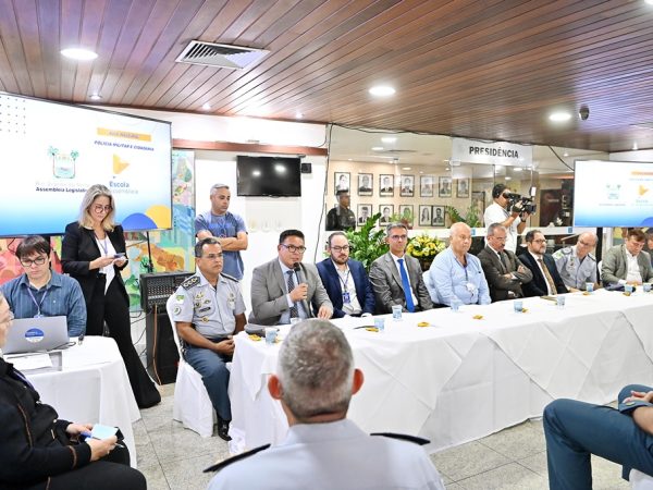 O juiz Jarbas Bezerra proferiu a palestra “Polícia Militar e Cidadania”, no Salão Nobre. — Foto: Eduardo Maia