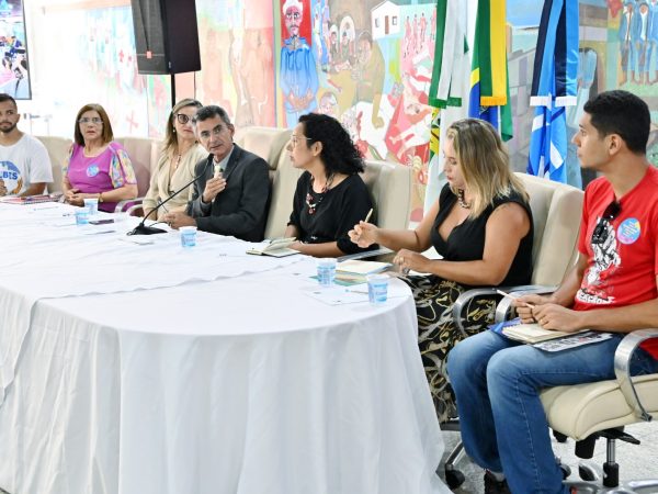 Debate envolveu representantes da classe estudantil, dos professores e ainda do governo estadual. — Foto: Eduardo Maia