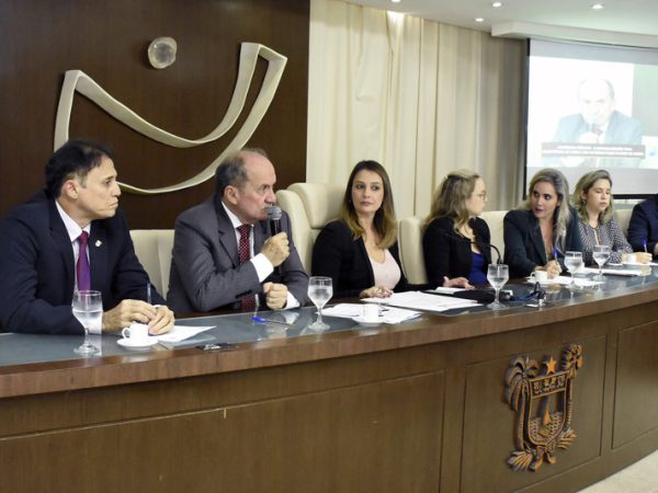 O debate reuniu juristas, pais e mães de pessoas com autismo — Foto: João Gilberto.