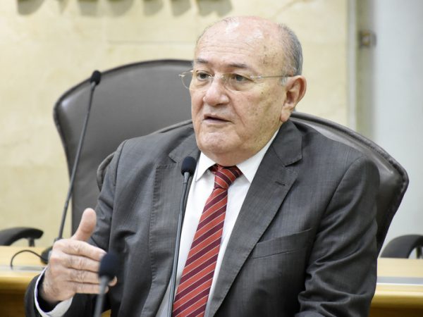 O deputado Vivaldo Costa pediu para que a governadora Fátima fosse “sensível” ao pleito — Foto: João Gilberto.