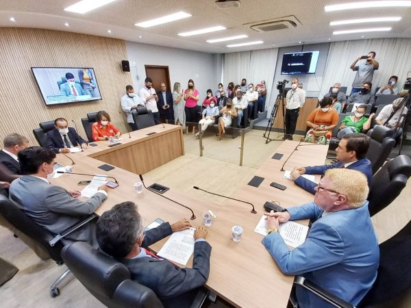 Reunião extraordinária na Assembleia Legislativa, sob a presidência do deputado George Soares. — Foto: Eduardo Maia