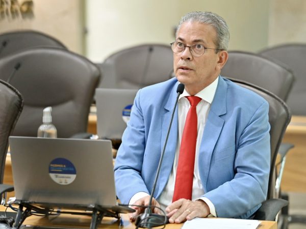 O deputado Hermano Morais (PV) usou a palavra no horário reservado aos parlamentares. — Foto: Eduardo Maia