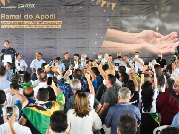 Na ocasião, o presidente Bolsonaro assinou a ordem de serviço para início das obras do Ramal Apodi. — Foto: Eduardo Maia