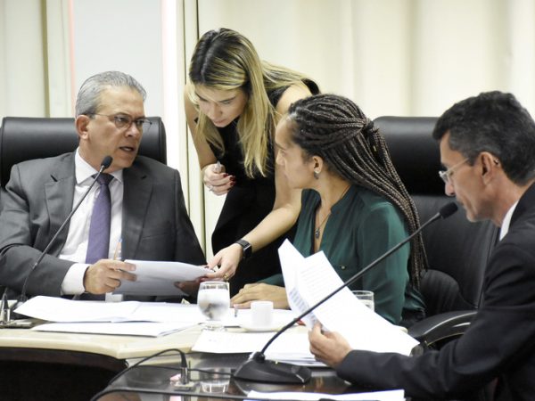 Ao todo, cinco matérias analisadas, discutidas e aprovadas na reunião da Comissão — Foto: Eduardo Maia.