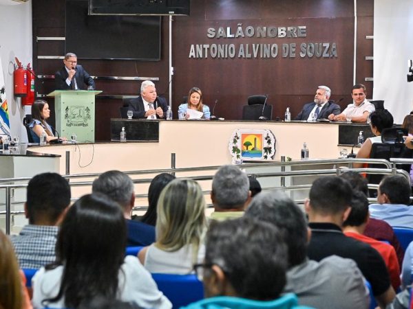Prefeitos de mais de 20 municípios, participaram de audiência pública, na Câmara de Pau dos Ferros. — Foto: João Gilberto