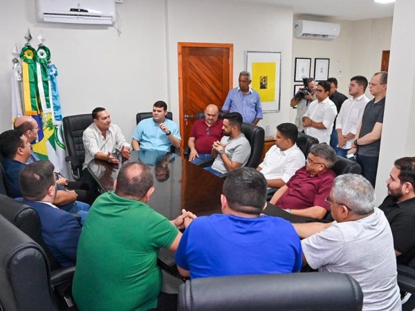 O presidente da Câmara, Lawrence Amorim, reuniu os vereadores e ex-vereadores de Mossoró. — Foto: Assessoria de Comunicação