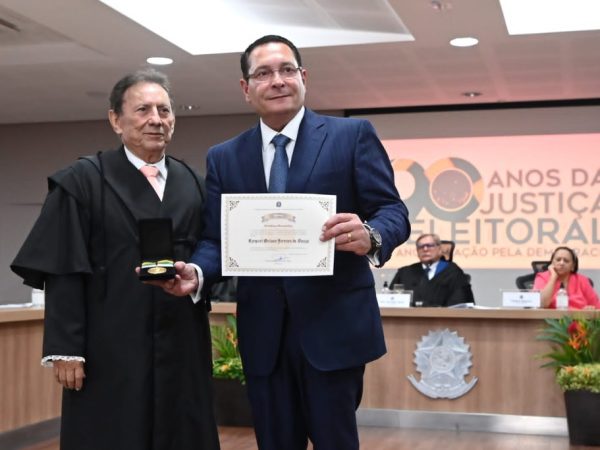 O deputado Ezequiel Ferreira recebeu a medalha do Mérito Eleitoral Tavares de Lyra. — Foto: Eduardo Maia