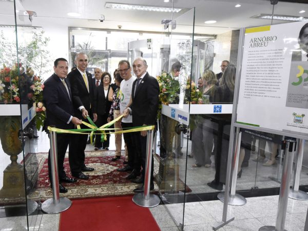 A exposição foi aberta oficialmente pelo presidente da Casa, deputado Ezequiel Ferreira — Foto: João Gilberto.