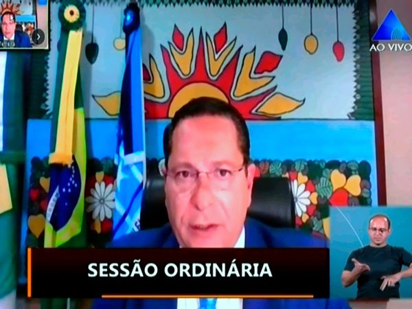 O presidente da Assembleia revelou que o Governo do Estado solicitou ao Estado do Ceará a disponibilidade de um helicóptero para contribuir no combate ao incêndio — Foto: Eduardo Maia