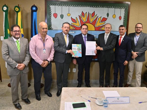 O documento foi entregue pelo presidente Gilberto Jales e pelo diretor da Escola de Contas, Tarcísio Costa. — Foto: João Gilberto