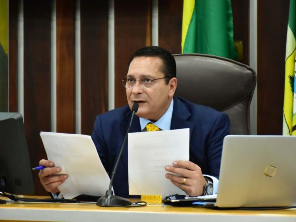 O presidente da Assembleia, deputado Ezequiel Ferreira, celebrou a sanção da matéria — Foto: João Gilberto