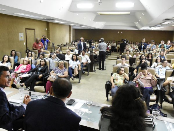 Parlamentares, profissionais e entidades ligadas ao tema participaram do debate — Foto: João Gilberto.