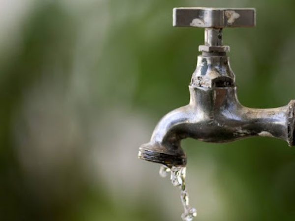 A Caern recomenda o uso racional da água reservada nos imóveis, a fim de diminuir os transtornos do período — Foto: Reprodução