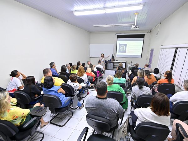 O curso está sendo ministrado por Luiza Aline, que é especialista em oratória. — Foto: Assessoria de Comunicação