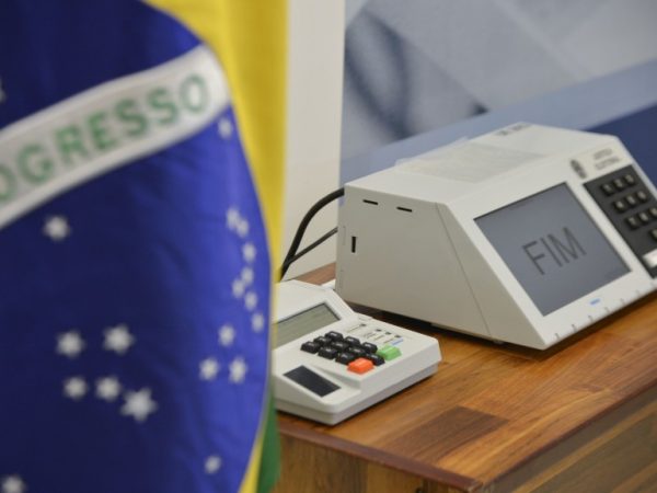 A disputa será entre Amazonino Mendes, do PDT, que teve 38,92% dos votos, e Eduardo Braga, do PMDB, com 24,7% dos votos (Foto: José Cruz/Agência Brasil)