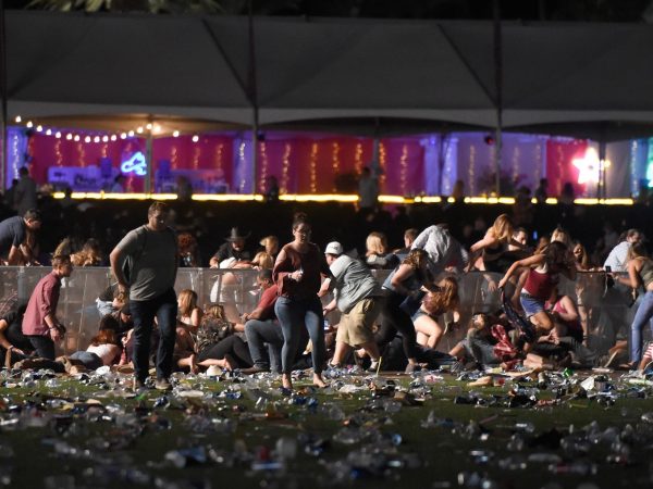 Pessoas correm do local do festival de música country após tiros serem disparados em Las Vegas, nos EUA. (Foto: David Becker/Getty Images/AFP)
