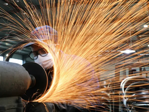 Homem usando máscara de proteção trabalha numa usina siderúrgica. 2/3/2020. China Daily via REUTERS