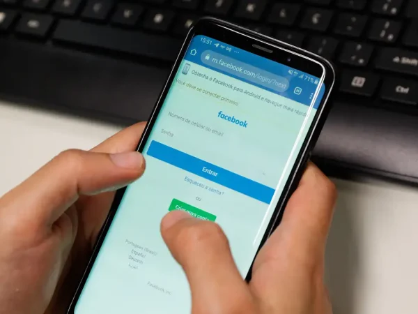 Uso de redes sociais em telefones smartphone
