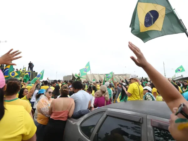 Manifestantes se reúnem em frente ao QG do Exército em Brasília