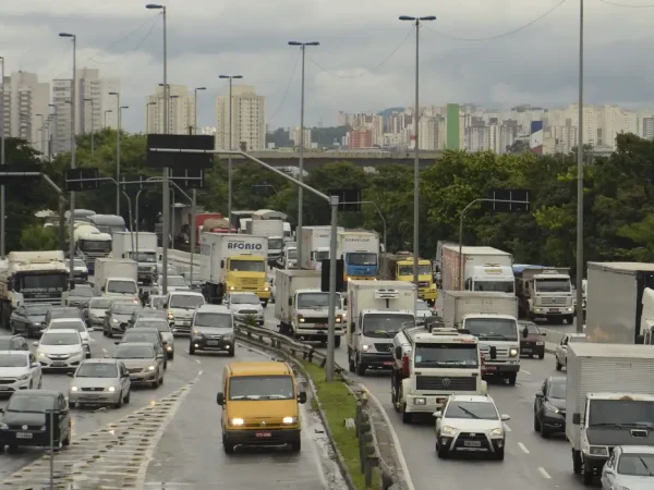 Trânsito e risco de alagamentos na Marginal Tietê.