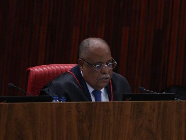 Após a leitura do voto de Benedito Gonçalves, julgamento foi suspenso. — Foto: Valter Campanato/Agência Brasil