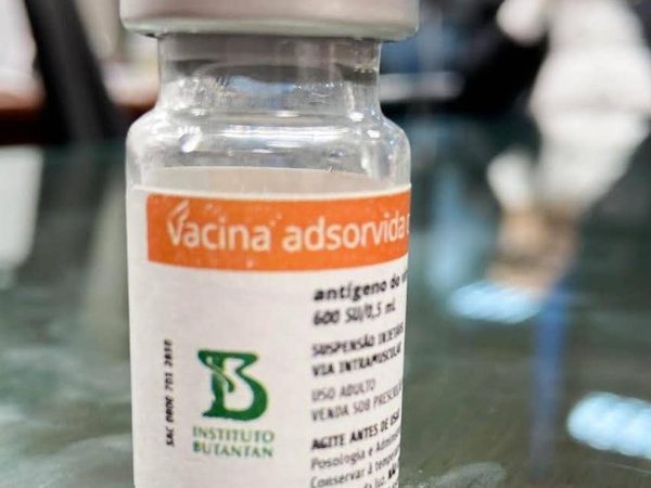 Butantan divulgou como será o frasco da vacina que pretende desenvolver em parecia com a chinesa Sinovac, que desenvolve a vacina — Foto: Divulgação