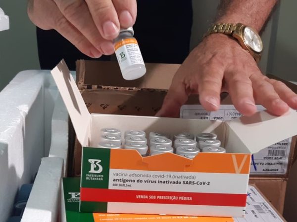 Somados ao carregamento com mais de 15 mil doses que chegou no fim de semana, novos lotes somarão 84.800 vacinas — Foto: Sérgio Henrique Santos/Inter TV Cabugi
