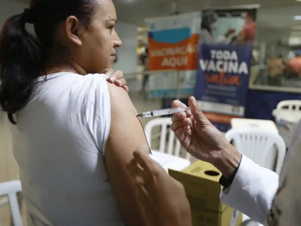 São Paulo SP, 30/08/2023,  A Secretaria Municipal da Saúde (SMS), por meio do Programa Municipal de Imunizações (PMI), realiza as ações de vacinação extramuro contra Covid-19 e influenza, vírus causador da gripe, nas estações do Metrô, da Companhia Paulista de Trens Metropolitanos (CPTM) e em terminais de ônibus, que ocorre em todas as regiões da cidade. Foto: Paulo Pinto/ Agência Brasil