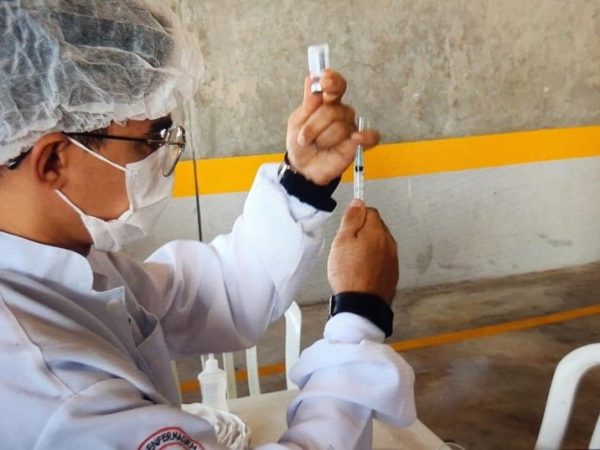 Vacinação da primeira e segunda dose com a AstraZeneca continua na capital potiguar. — Foto: Lucas Cortez/Inter TV Cabugi