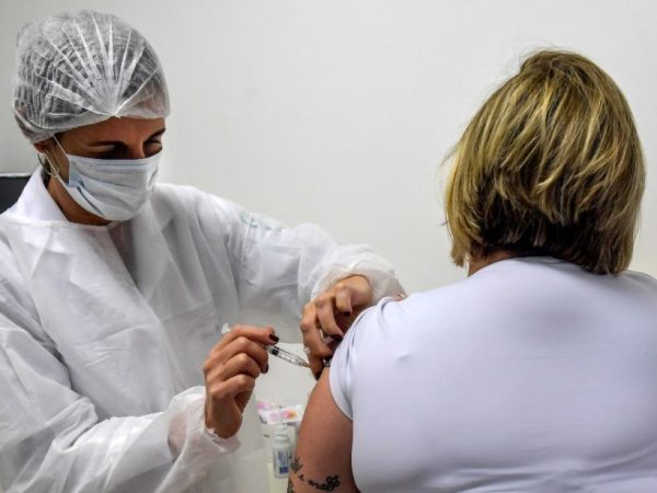 Vacina de Oxford é segura, aponta estudo de fase 2 publicado na 'The Lancet'. — Foto: NELSON ALMEIDA / AFP