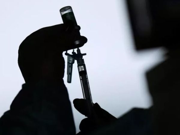 “Centenas de vacinas ilícitas foram apreendidas com prisões feitas em dois continentes”, disse a Interpol — Foto: Ueslei Marcelino/Reuters