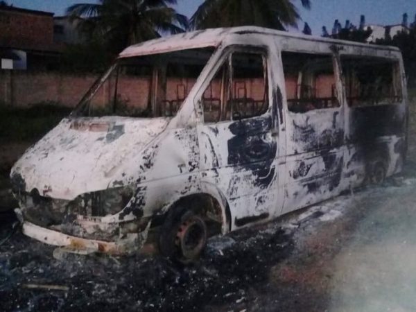 Veículo foi completamente destruído pelas chamas (Foto: Redes sociais)