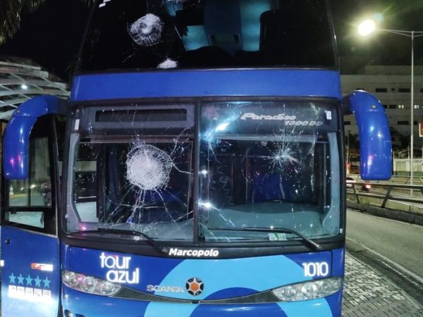 Ônibus em que jogadores do Campinense chegaram foi apedrejado — Foto: Divulgação/PM
