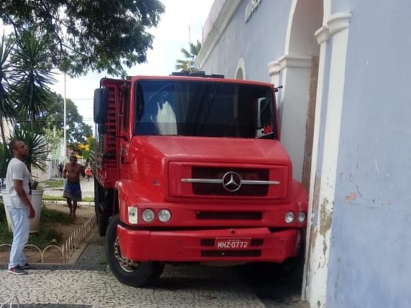 Testemunhas disseram que ele olhava algo embaixo do veículo, quando o caminhão andou sozinho — Foto: Marcelino Neto/O Câmera
