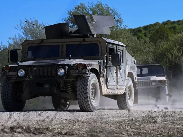 Veículos militares dirigem durante o exercício Combined Resolve do Exército dos EUA nas instalações de treinamento do Exército dos EUA no sul da Alemanha em Hohenfels, Alemanha