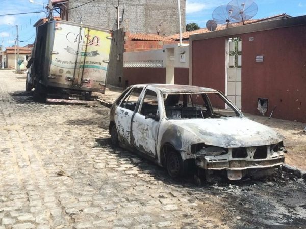 Veículos foram incendiados na madrugada desta terça-feira (5) no bairro Santa Delmira, em Mossoró (Foto: Hugo Andrade/Inter TV Costa Branca)