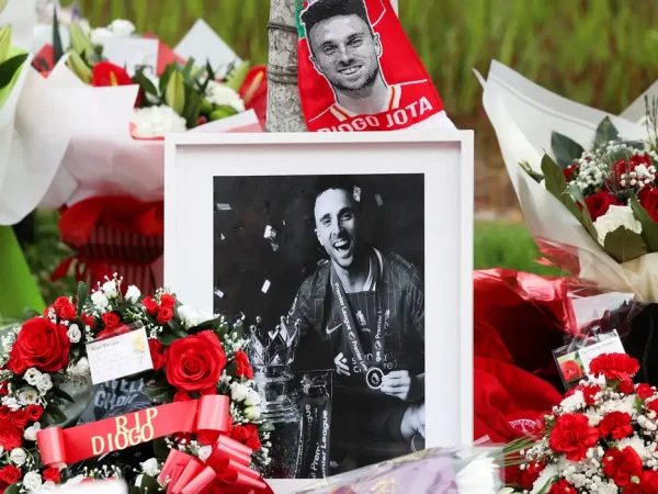 Flores em homenagem ao jogador Diogo Jota, morto em um acidente de carro na Espanha, em Liverpool
04/07/2025 REUTERS/Temilade Adelaja