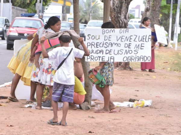 Com cartazes, eles pedem ajuda para sobrevivência — Foto: José Aldenir / Agora RN